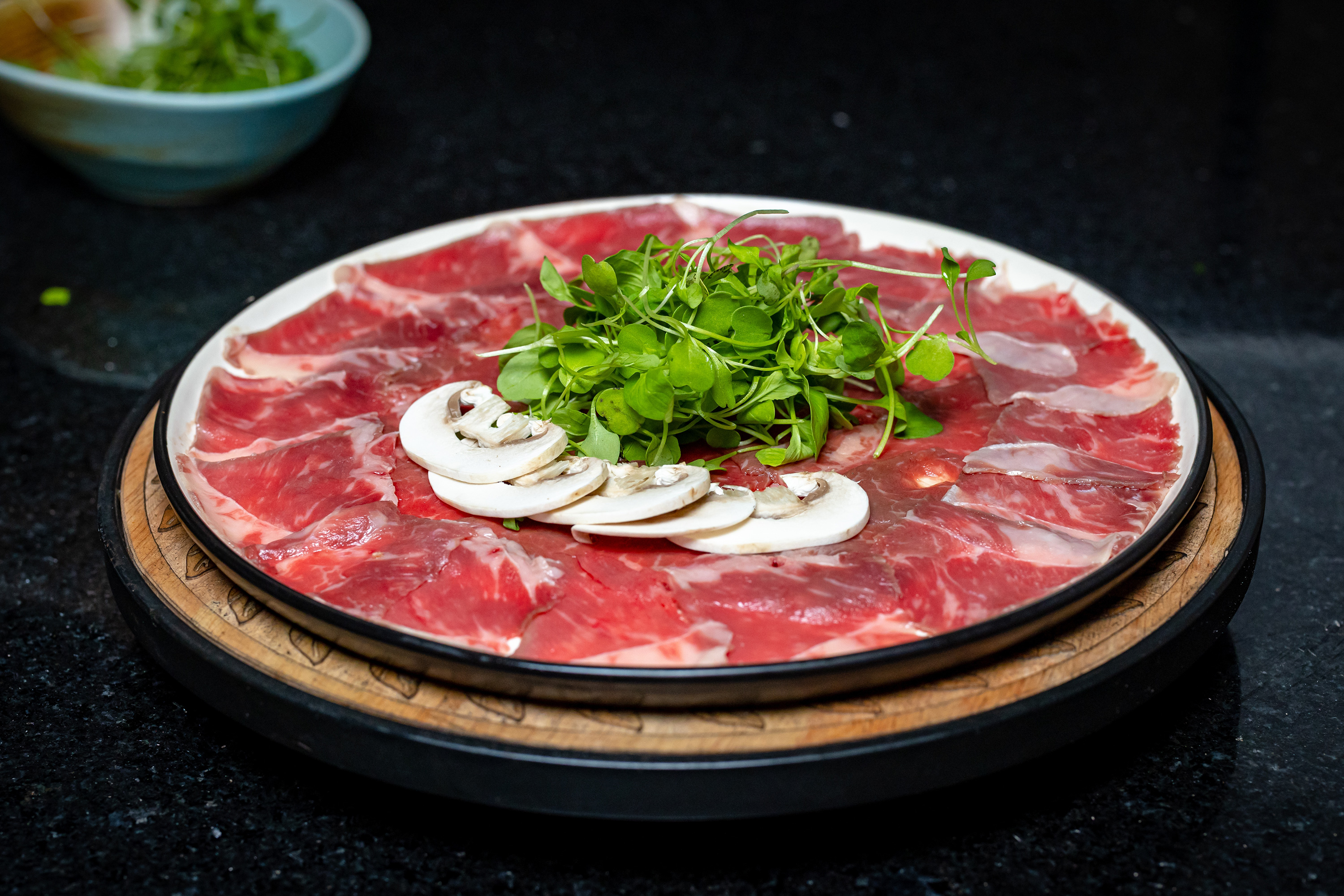 Carpaccio de boletus con láminas de jamón ibérico