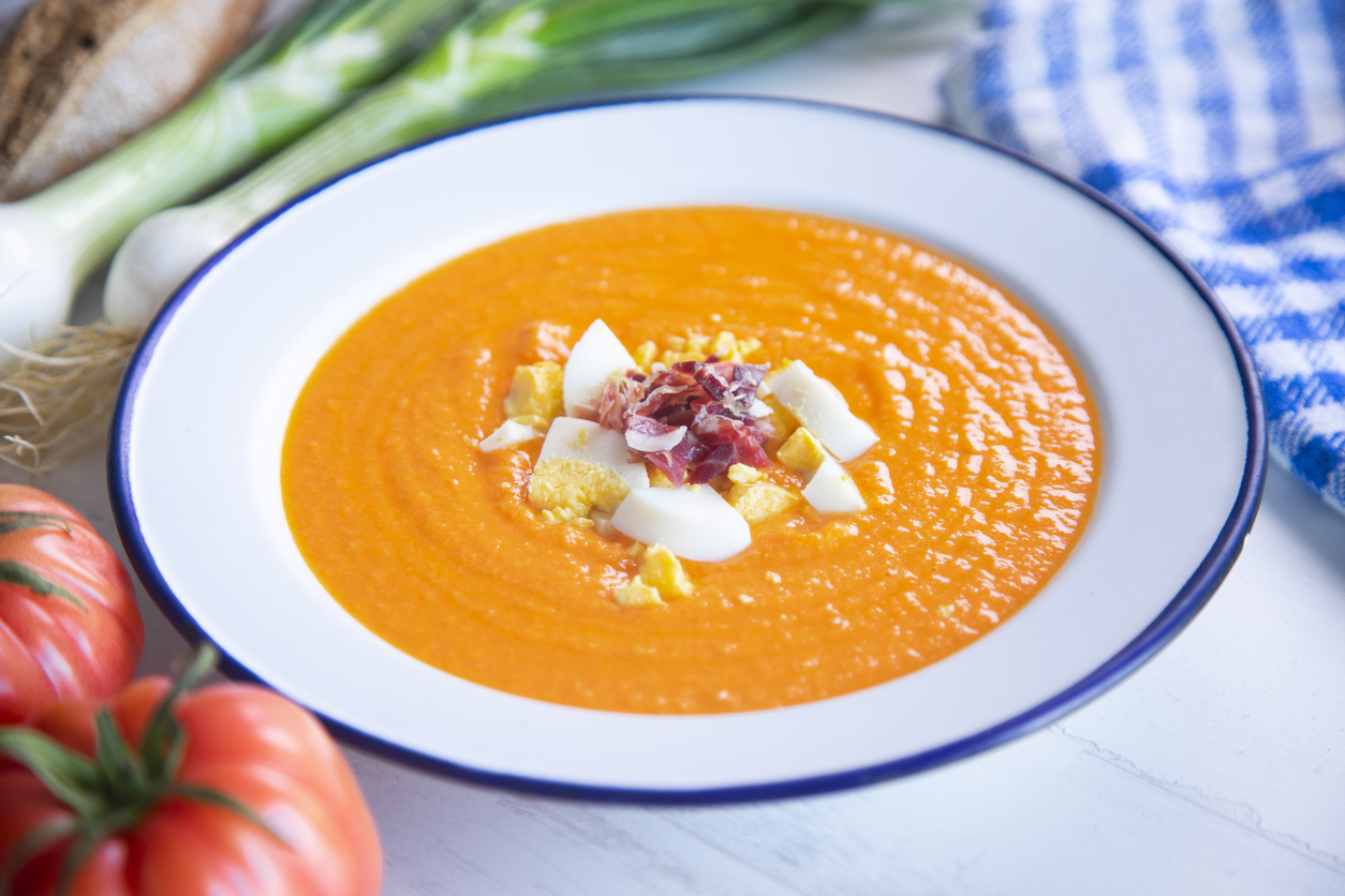 Salmorejo cordobés con huevo y jamón