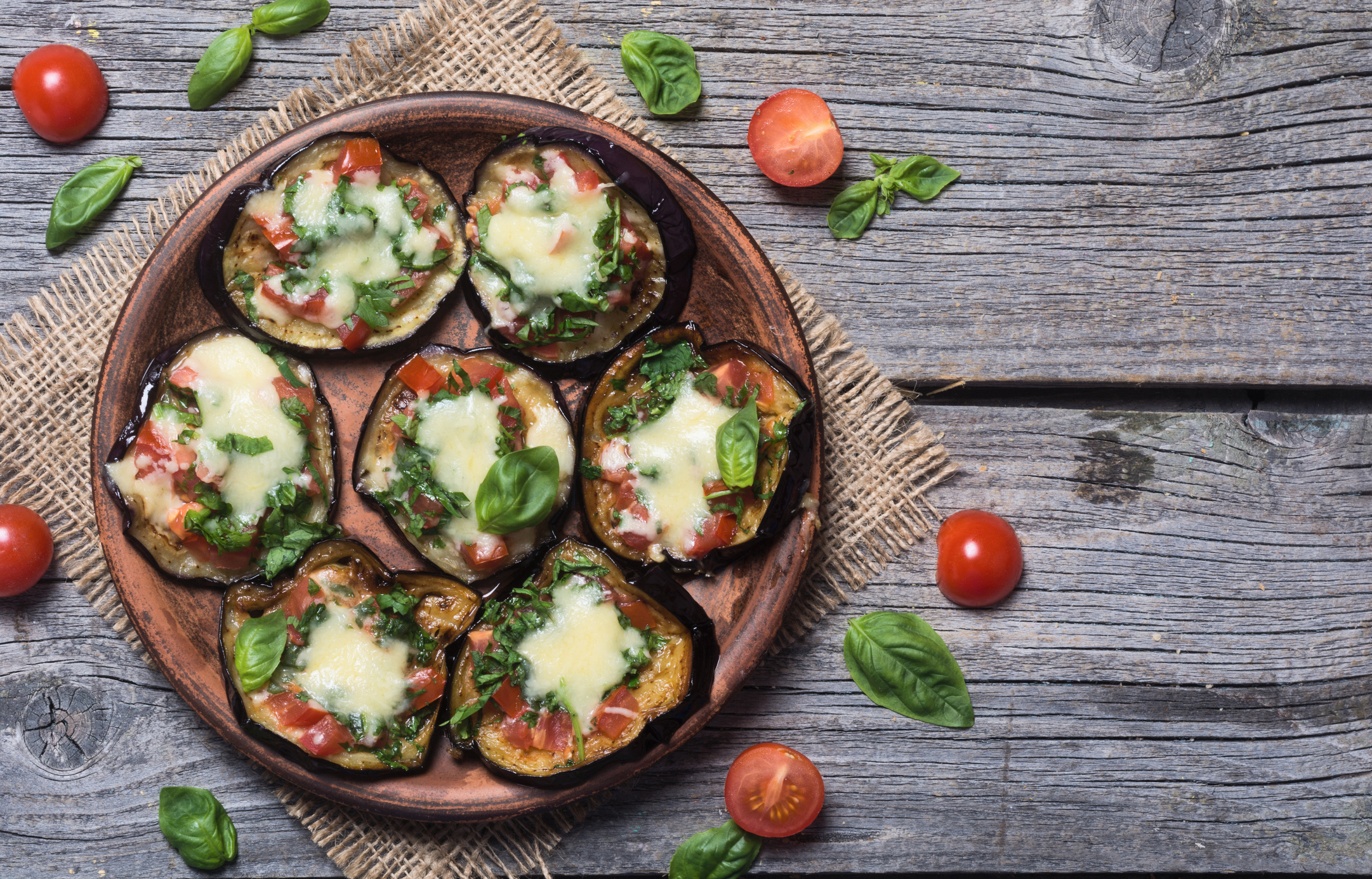 Milhojas de berenjena, jamón y queso