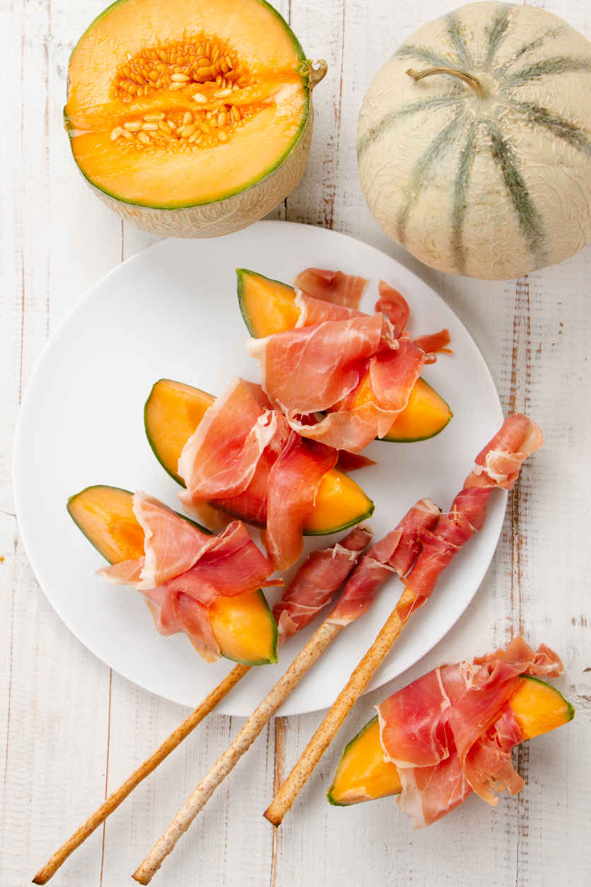Brochetas de melón, jamón y mozzarella: el aperitivo perfecto para el verano