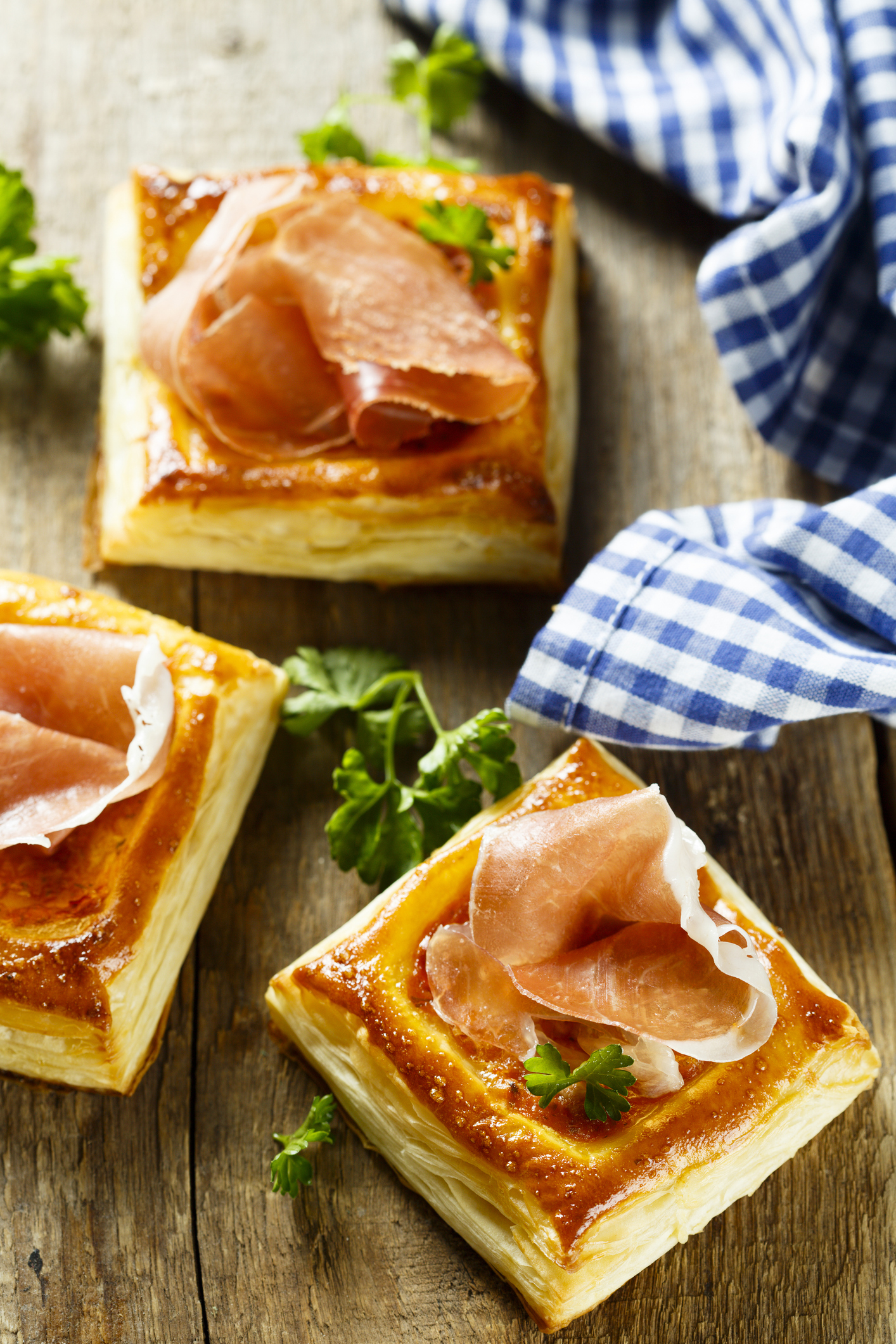 Receta de hojaldre salado con jamón y queso curado