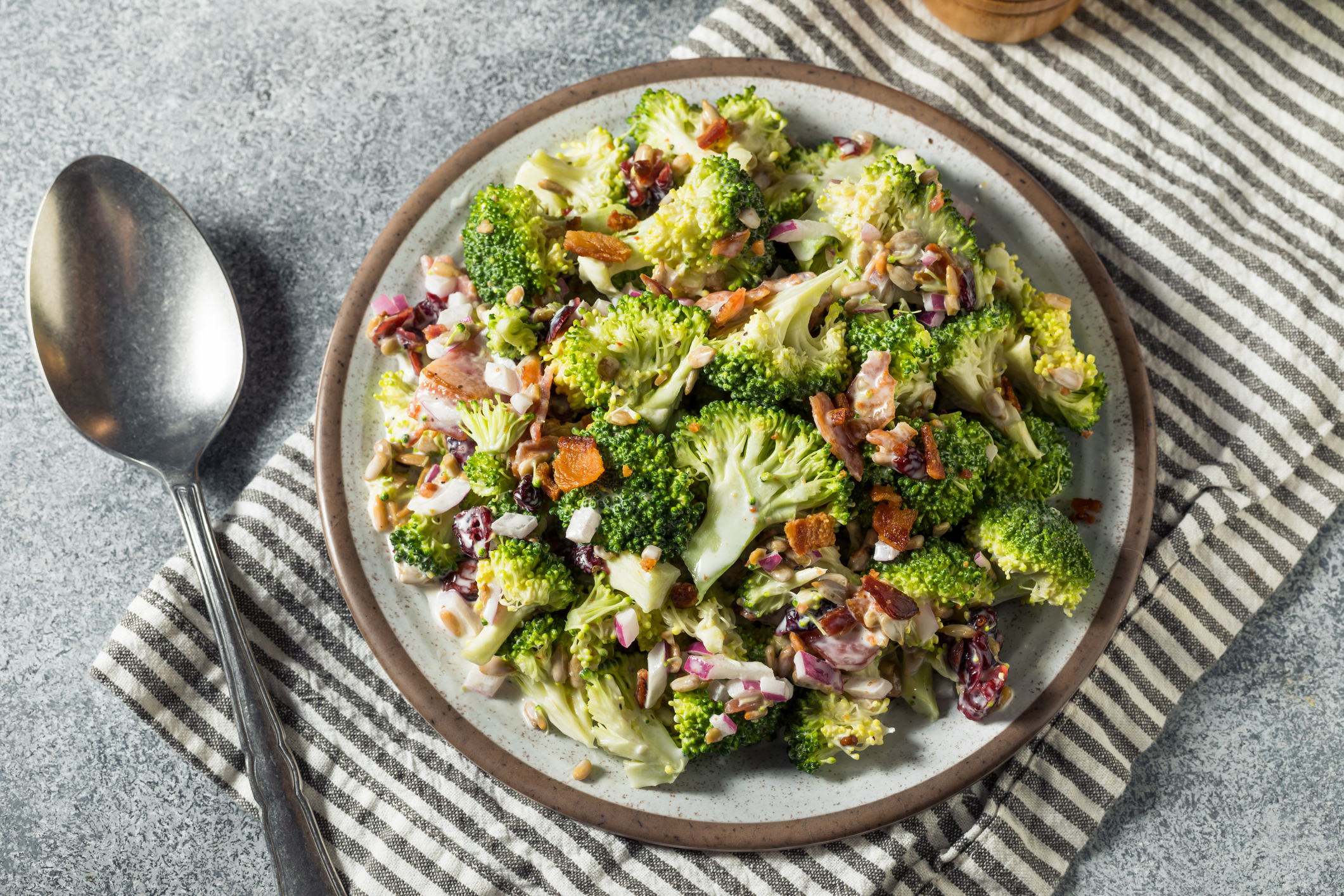 Cómo hacer ensalada de brócoli y jamón saludable