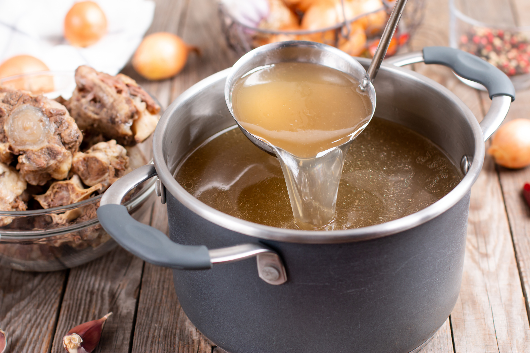 Cómo hacer un caldo de huesos con jamón: receta fácil y llena de beneficios