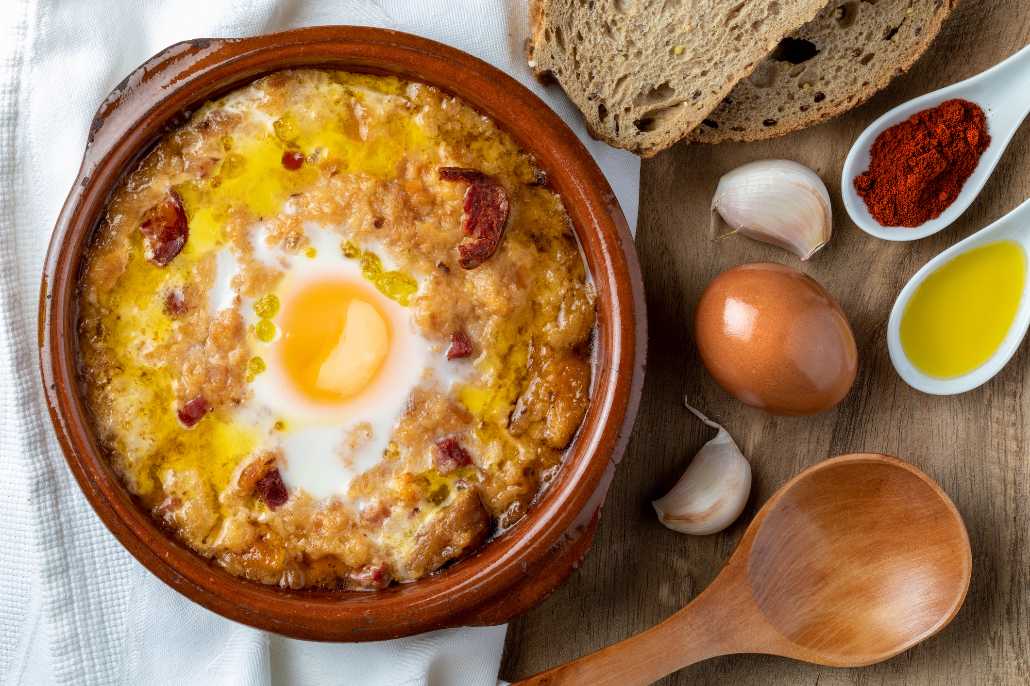 Cómo hacer una sopa castellana de toda la vida: la receta de la abuela paso a paso