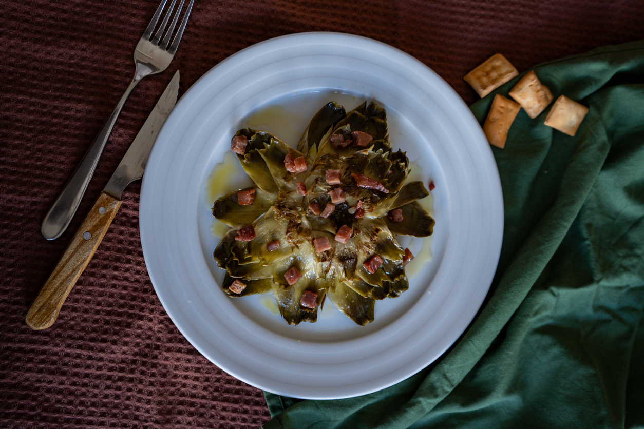 Una receta saludable de flores de alcachofa con jamón crujiente