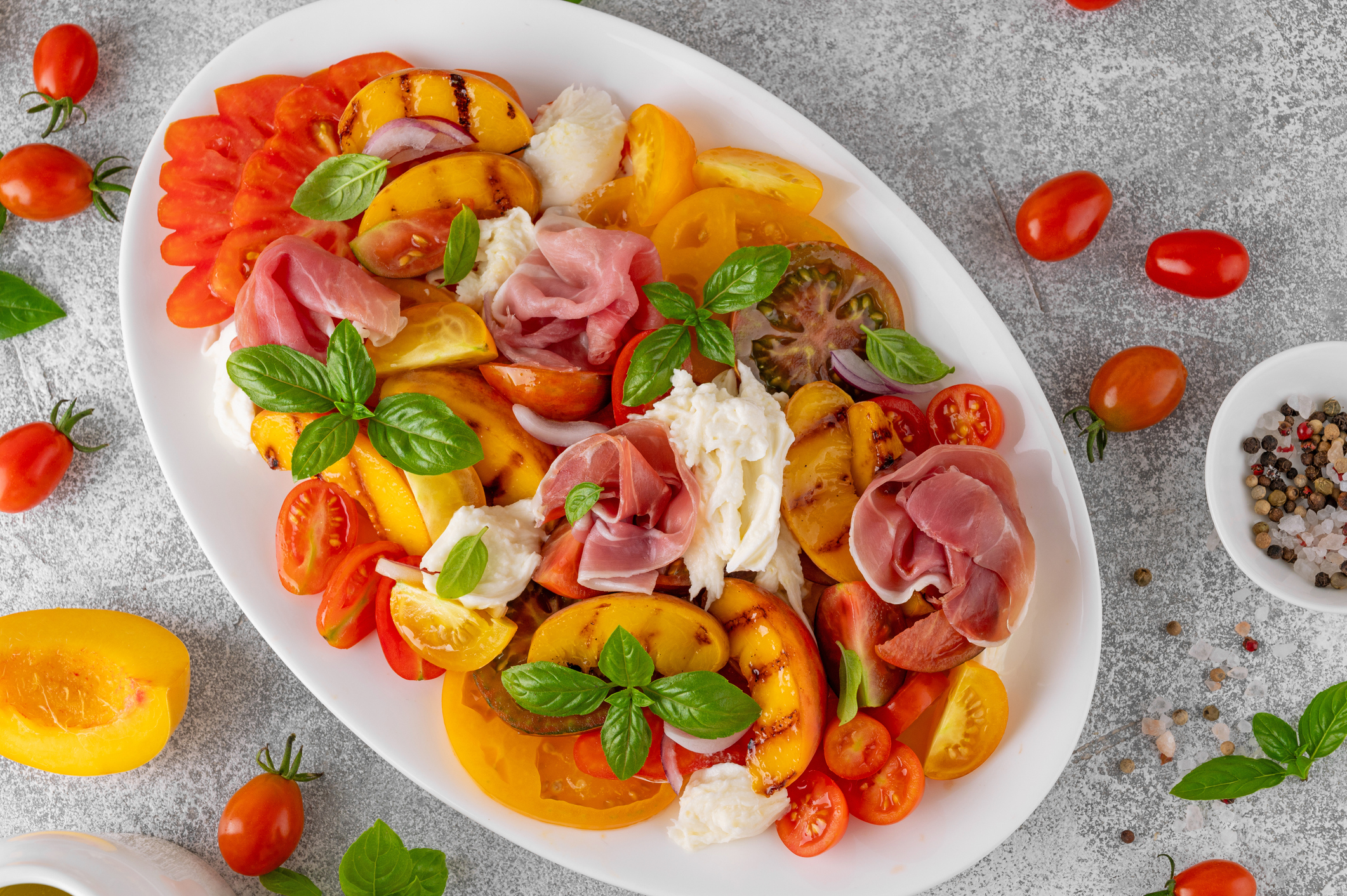 Cómo hacer una ensalada original de burrata, melocotón y jamón ibérico