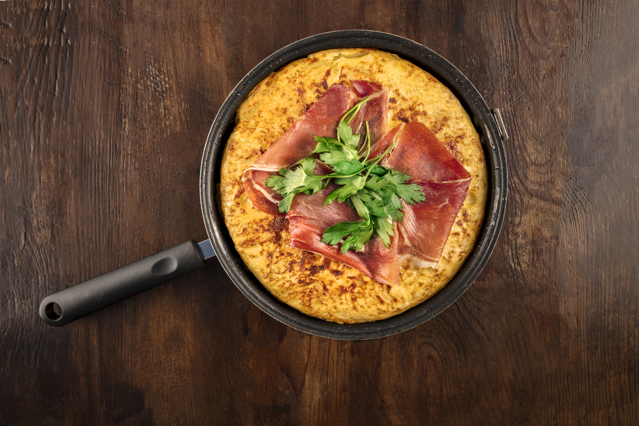 Tortilla de patata con cebolla caramelizada y jamón