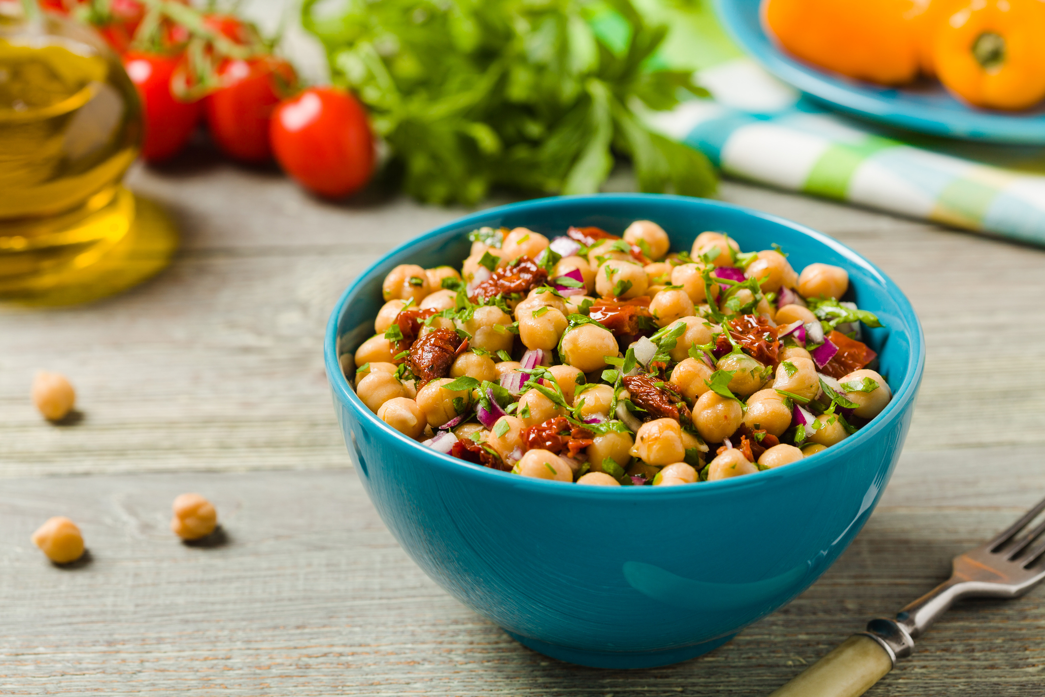 Ensalada de garbanzos con jamón y pimientos asados