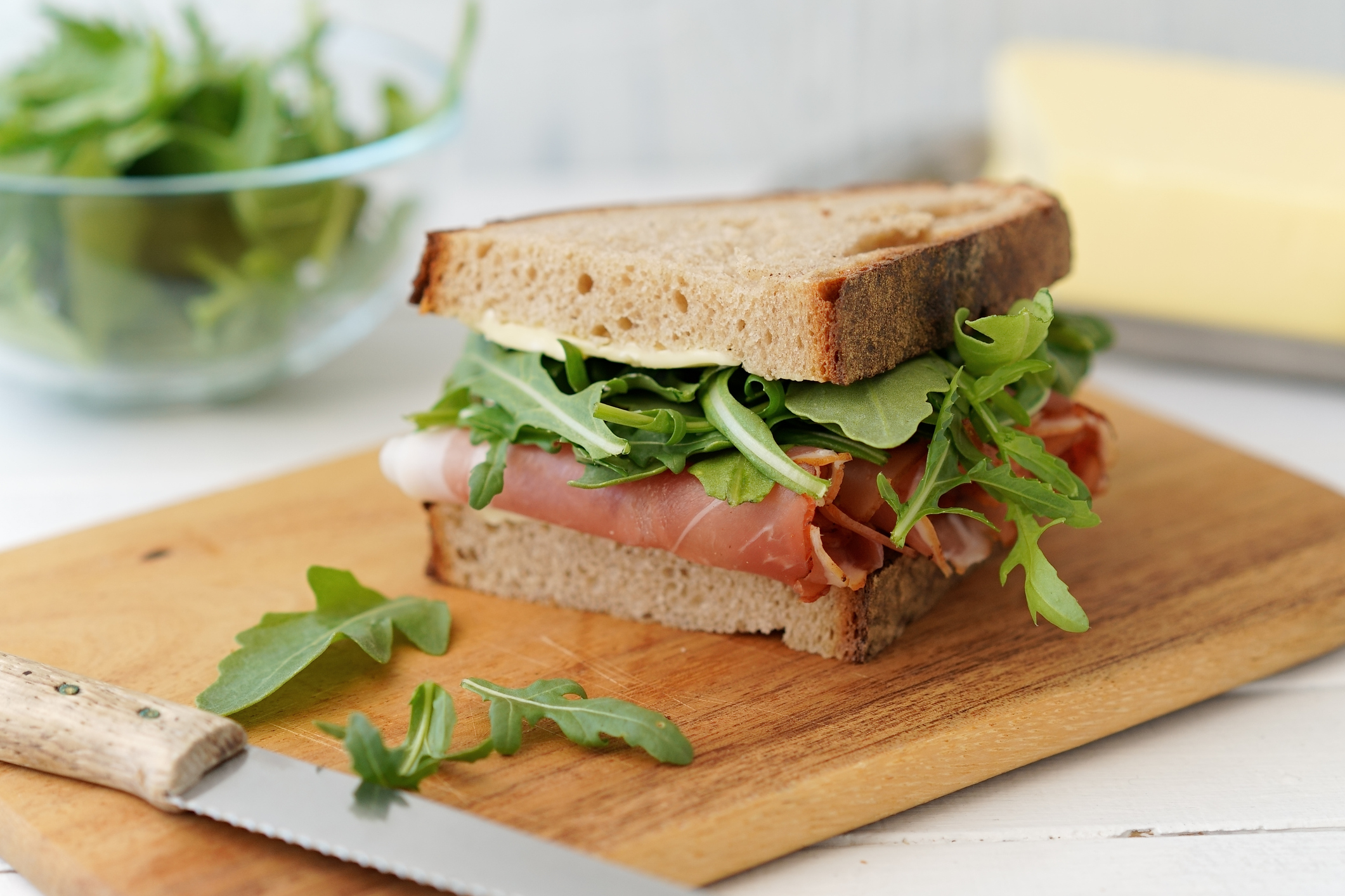 Sándwich saludable de jamón, queso curado y espinacas